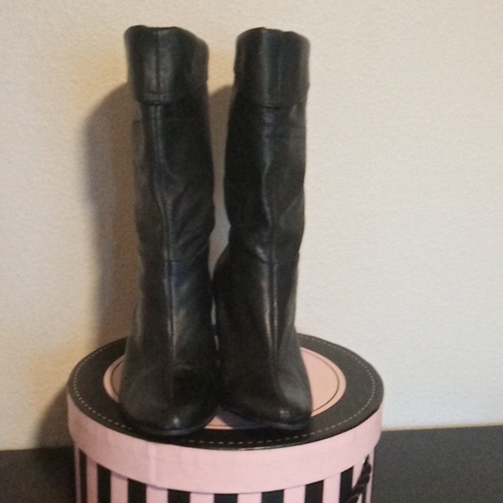 SOLD Cathy Jean black boots. - Picture 7 of 10